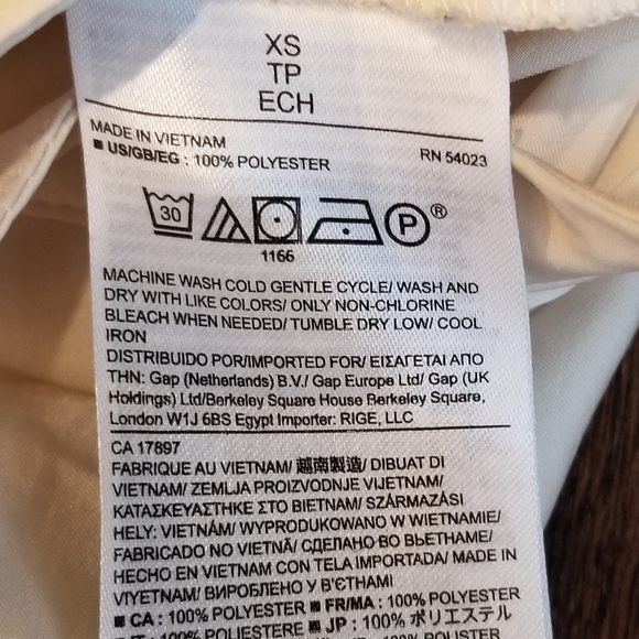 Preloved Silk Like Ruffle Bottom Shell - Picture 3 of 4